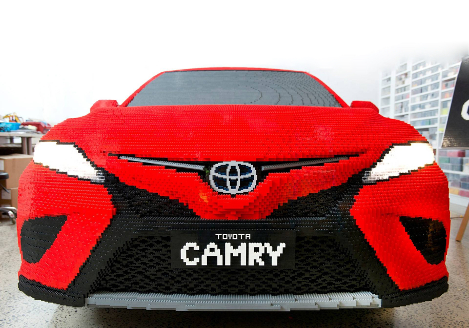 Двухтонный Toyota Camry создали из 500 тысяч кубиков LEGO