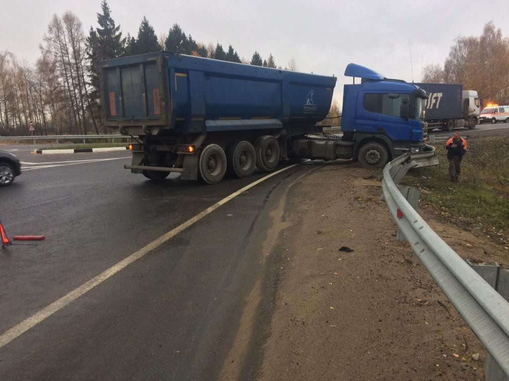 Фура «Скания» снесла 25 метров отбойника на трассе в Ярославской области