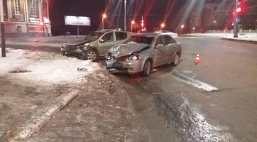 Два человека пострадали в жестком ДТП Chevrolet и Renault в Оренбурге