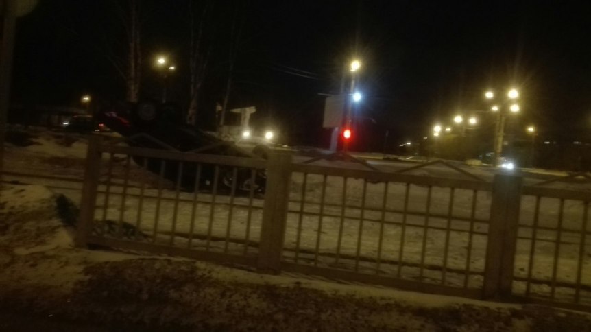 Сразу два авто перевернулись на крышу в Омске