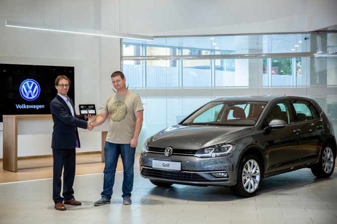 Вернувшийся в РФ Volkswagen Golf передали первому покупателю