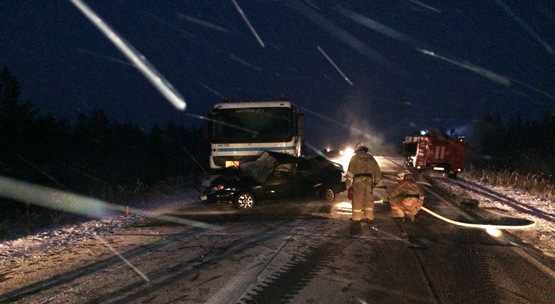На трассе «Сургут – Салехард» в ДТП с грузовиком погиб водитель «ВАЗа»
