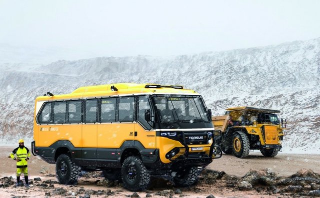Украинцы создали первый в мире автобус-внедорожник
