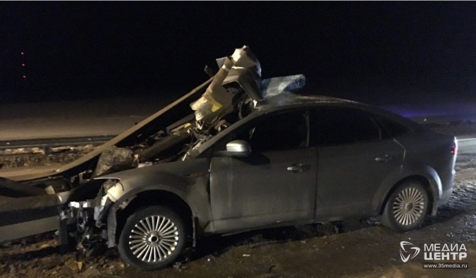 Форд жестко врезался в отбойник на трассе в Шексне - водитель погиб, пассажир в коме