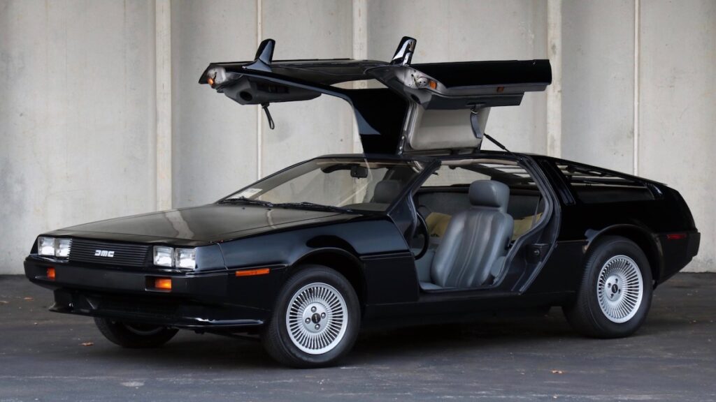 Черный DeLorean почти без пробега продали на аукционе за $32 тыс.