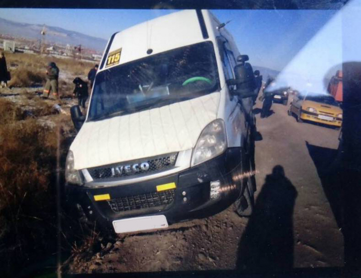 Три человека получили травмы в ДТП маршрутки и грузовика в Улан-Удэ