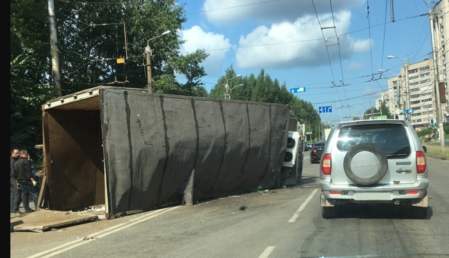 Грузовик МАЗ перевернулся после ДТП с легковушкой в центре Кирова
