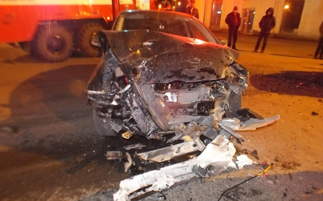 В Кургане в ДТП «Рено Логан» и «Форд Фокус» пострадали оба водителя