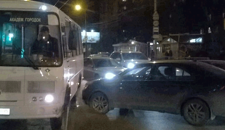ДТП в Томске: в столкновении автобуса и иномарки пострадала женщина