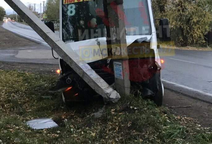 В Омске пассажирская маршрутка после ДТП влетела в столб