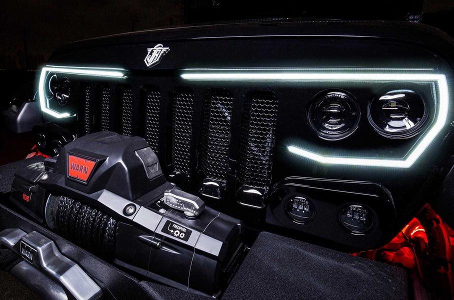 Тюнеры принарядили новый Jeep Wrangler футуристичной оптикой