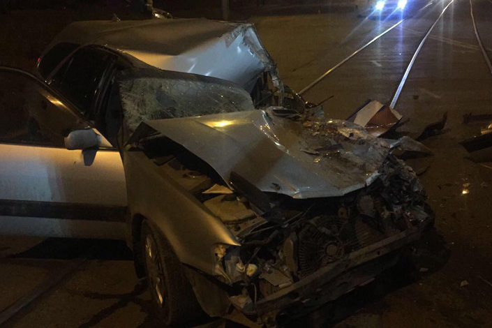 В Иркутске водитель Toyota Carib на скорости врезался в трамвай и погиб