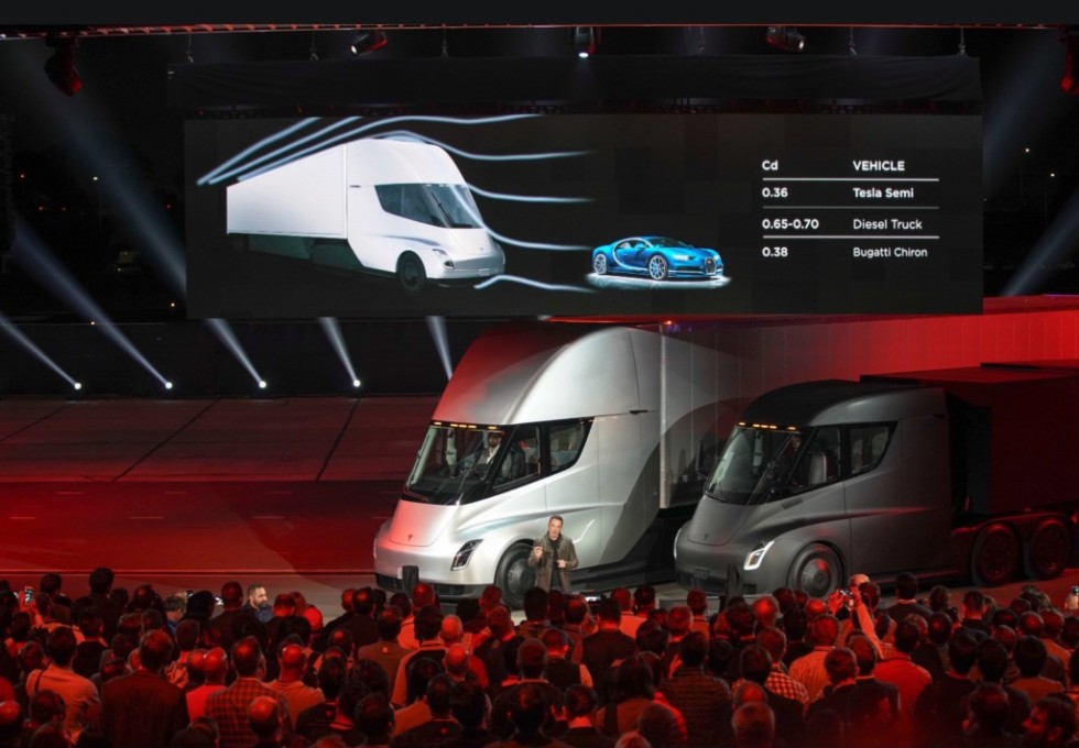 Tesla представила высокотехнологичный электрогрузовик Semi