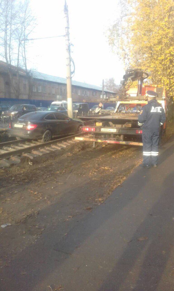 «Мерседес» застрял на новых железнодорожных путях в Иванове