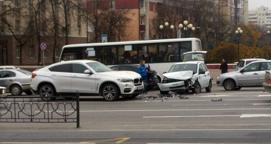 В центре Белгорода у остановки "Родина" столкнулись три автомобиля