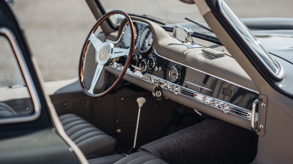 Эксклюзивный Mercedes 300SL Gullwing 1956 года продают на аукционе за $1 млн