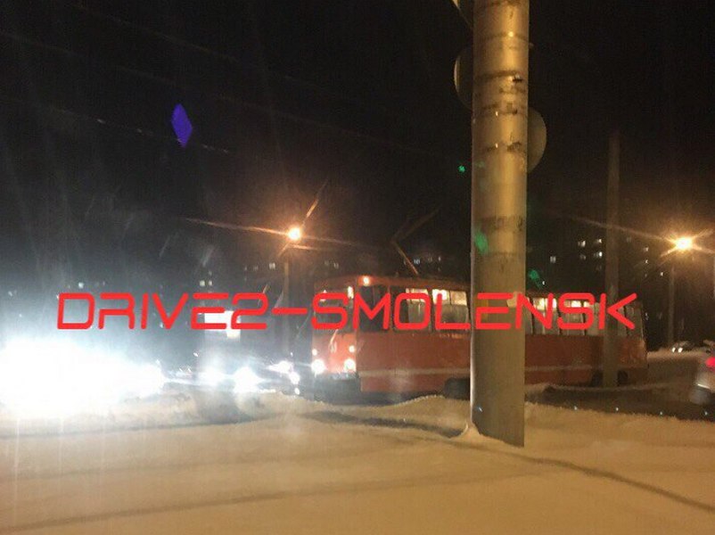 Трамвай жестко снес легковушку‍ в Смоленске и парализовал движение