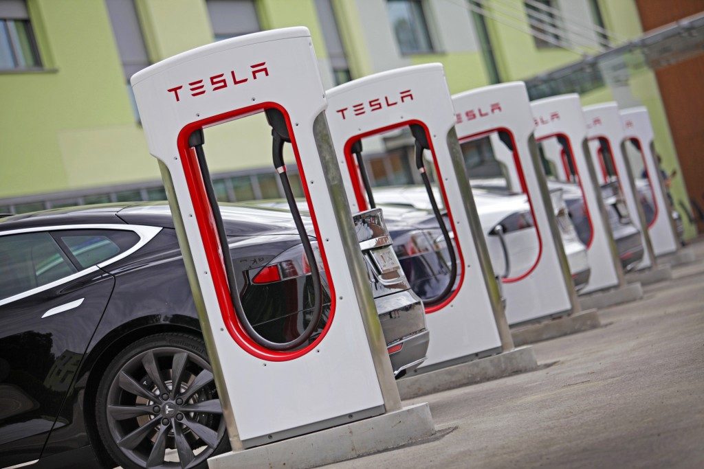 Tesla повысила цены за использование зарядных станций Supercharger