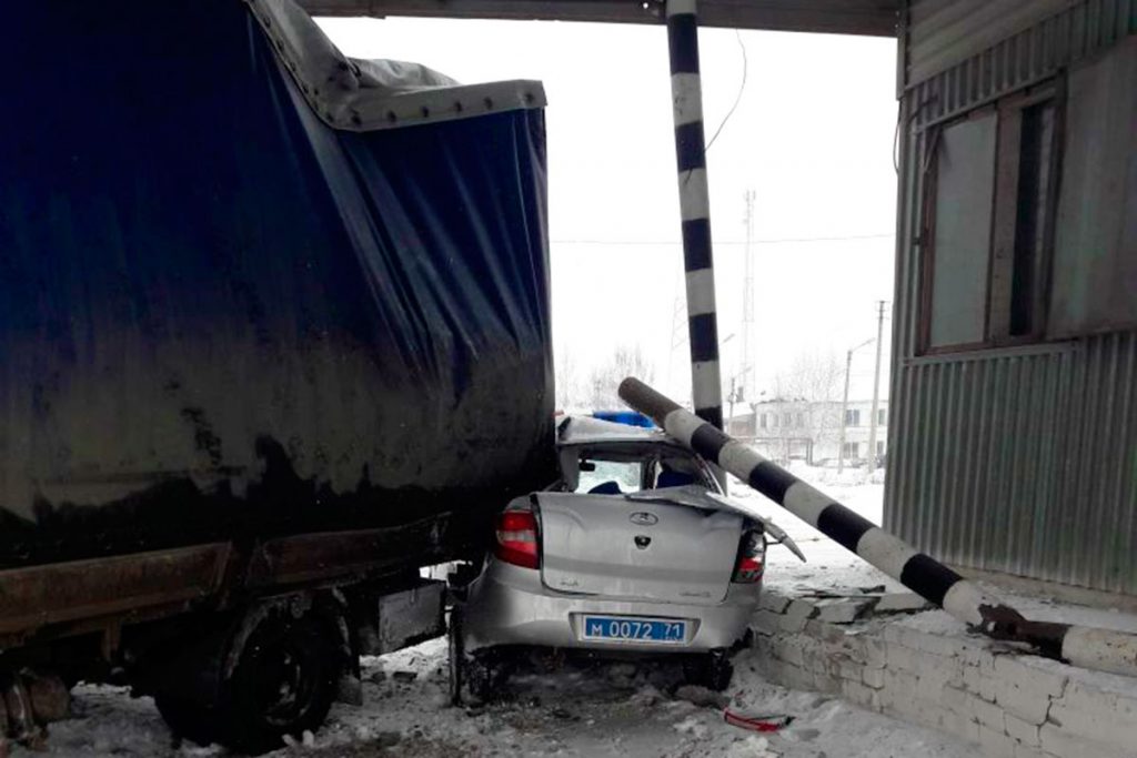 Фура раздавила машину ДПС в Ефремовском районе