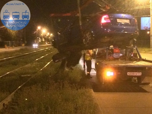 Ночное ДТП в Челябинске: пострадал водитель перевернувшейся Skoda