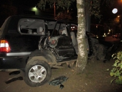 Ярославль: «Тойота Ленд Крузер» влетел в березу, пострадали три человека