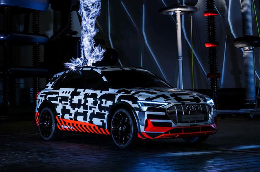 Новый кроссовер Audi e-Tron вместо зеркал заднего вида получит камеры