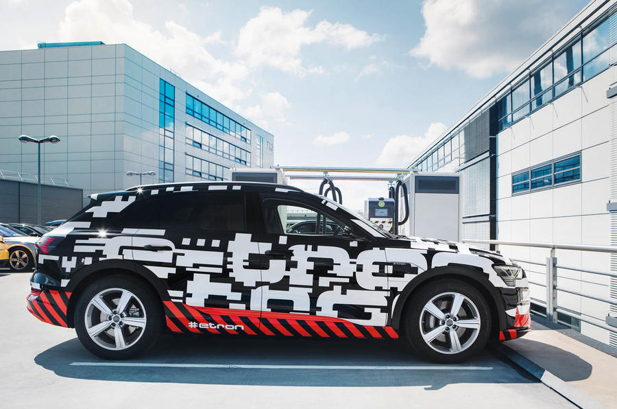 Audi назвала новую дату премьеры электрического кроссовера Audi E-Tron