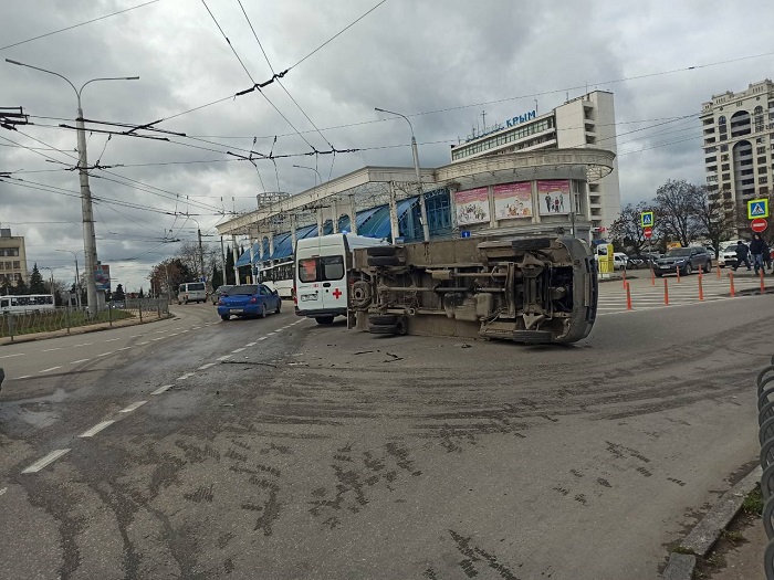 В Севастополе перевернулся грузовой автомобиль