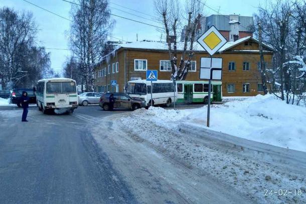 Иномарка протаранила пассажирский автобус в Сыктывкаре