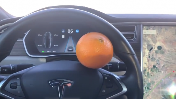 Автопилот Tesla удалось обмануть с помощью апельсина‍