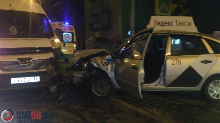 Таксист протаранил маршрутку на улице Суворова