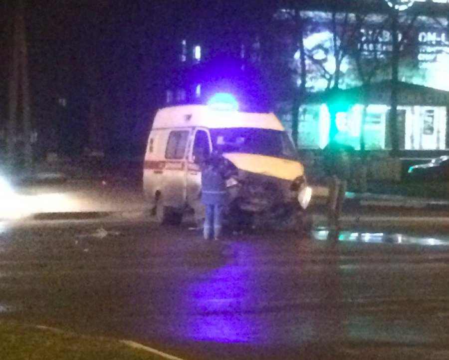 В Брянске произошло ДТП с участием машины «скорой» и иномарки