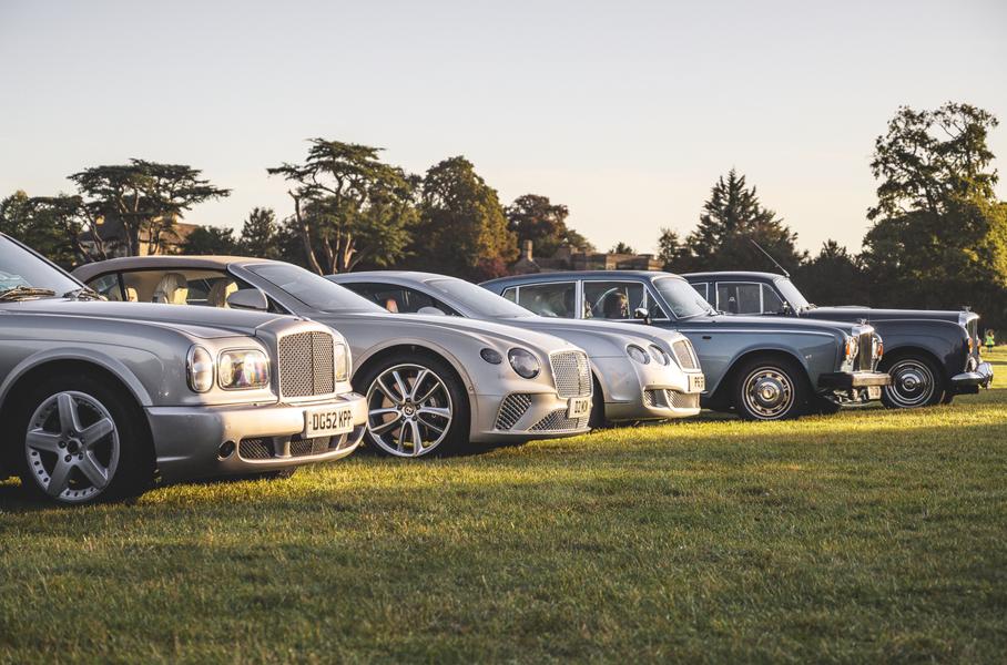 Bentley собрала в одном месте 1321 автомобиль разных эпох