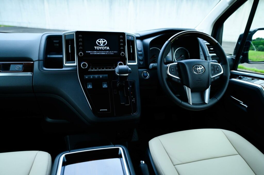 Toyota представила новый роскошный минивэн Toyota GranAce