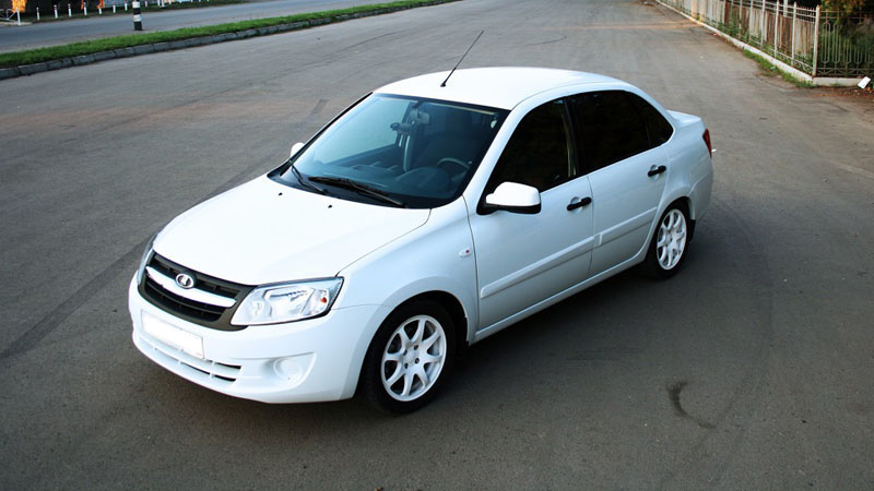 Avito: Первым автомобилем большинства россиян стал белый Lada-седан