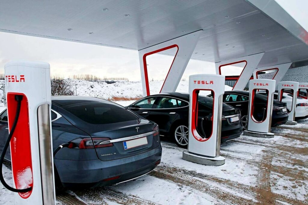 Эксперт: о планах Tesla увеличить количество зарядных станций РФ