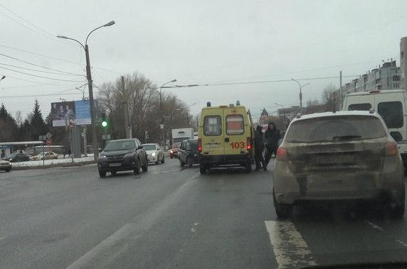 Жесткое ДТП в Великом Новгороде - водитель вылетел из машины