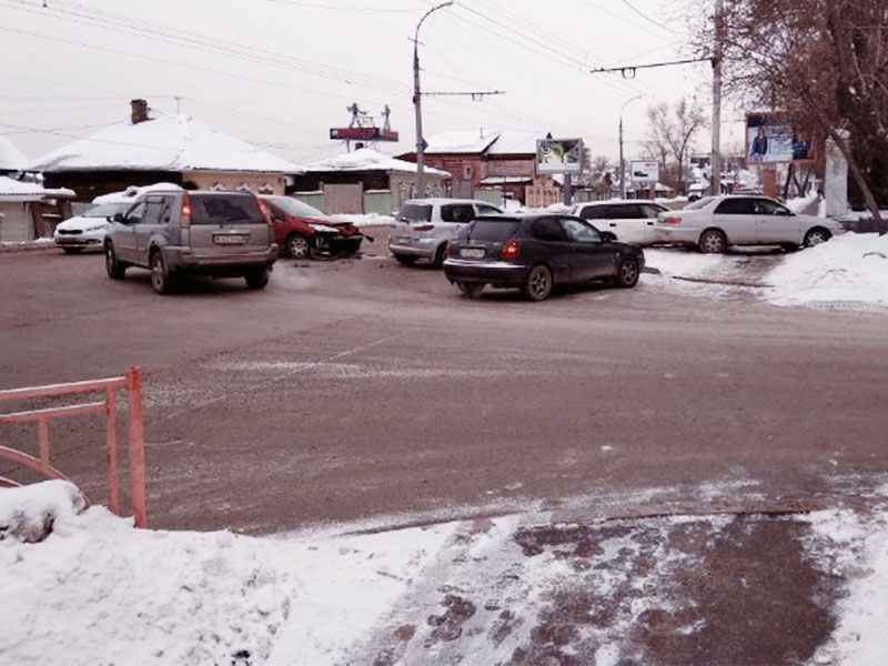 ДТП из пяти иномарок произошло в Иркутске на Байкальской