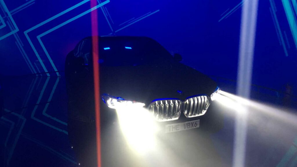 В Сети на видео показали самый черный в мире BMW X6