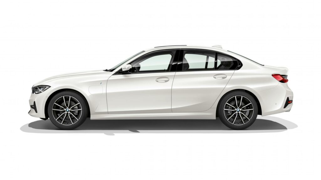 Компания BMW представила гибридную версию седана BMW 3-Series