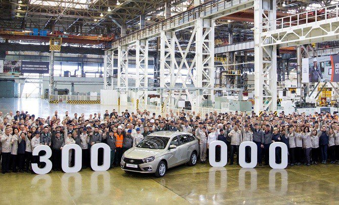 АвтоВАЗ выпустил 300-тысячный автомобиль LADA Vesta