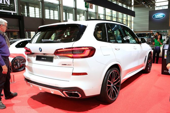 В Париже состоялся премьерный показ спортивного кроссовера BMW X5