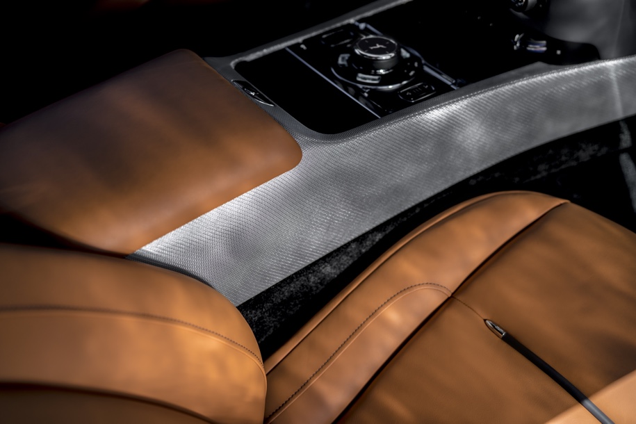 В салоне Rolls-Royce Wraith появились «падающие звезды» и стальная ткань