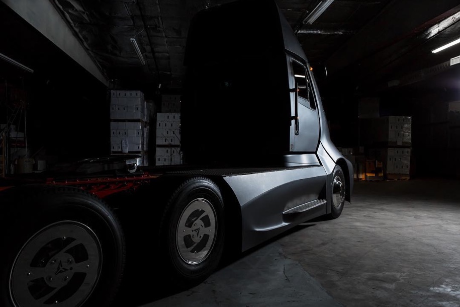 25-летний продавец недвижимости представил «убийцу» тягача Tesla Semi
