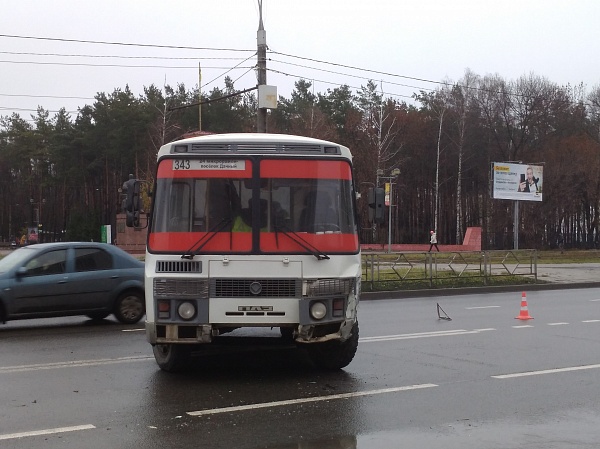 В Липецке легковушка вылетела с дороги после ДТП с автобусом «ПАЗ»