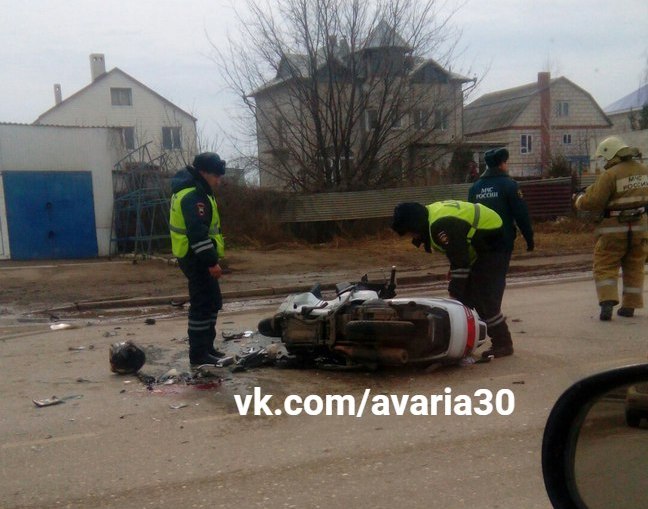 Водитель скутера тяжело пострадал в ДТП в Астрахани