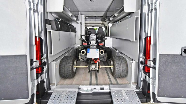 Citroen построила автодом с гаражом для байкеров