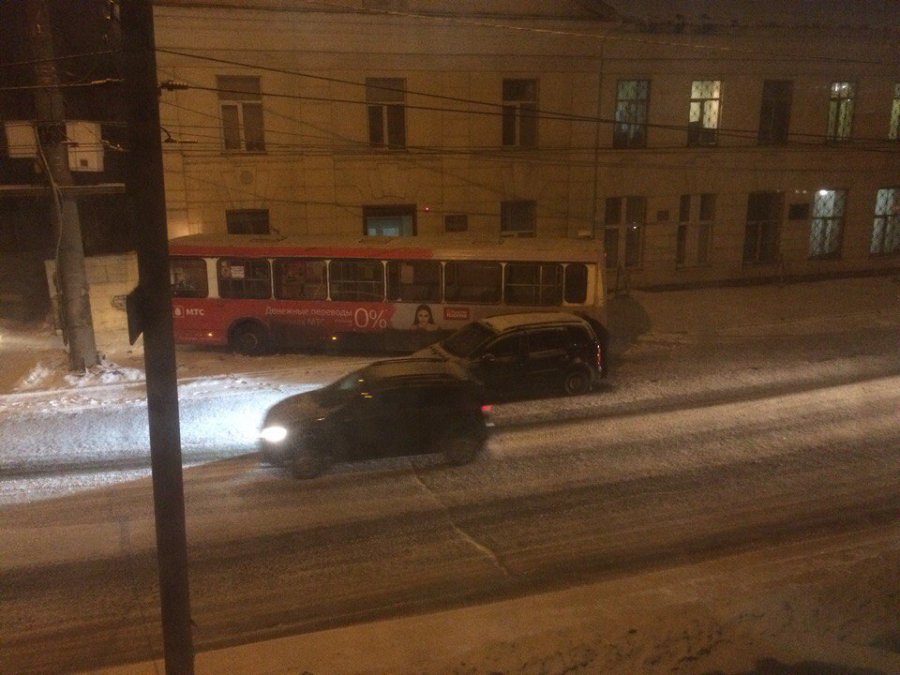 На Калинина в Брянске автобус врезался в здание из-за снегопада‍