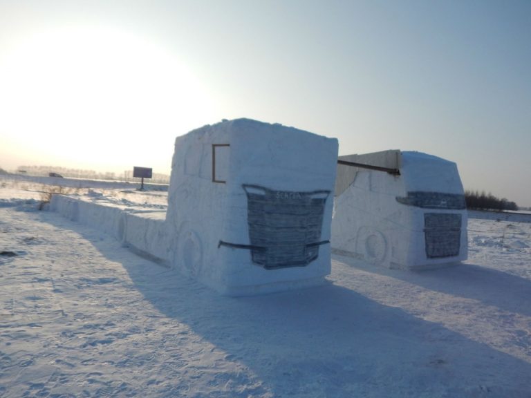 Два грузовика из снега: сибиряк повторил трюк Жан-Клода Ван Дамма