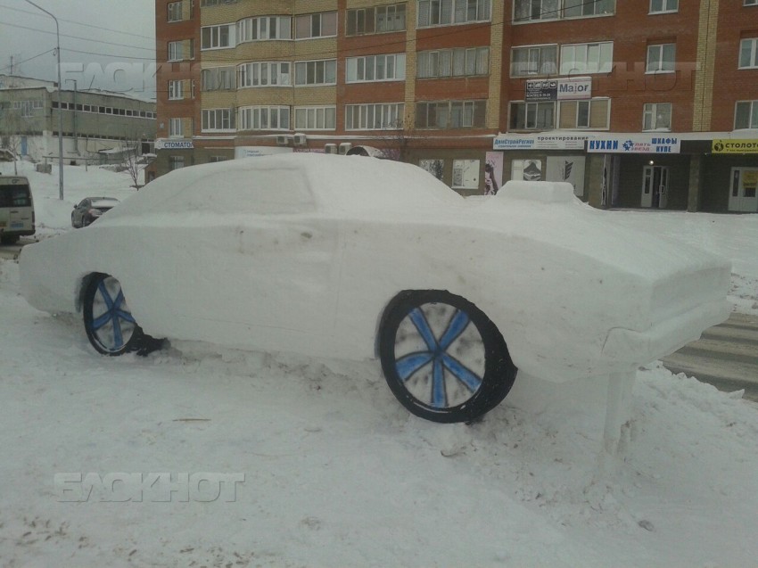 Воронежцы вылепили из снега копию Dodge Challenger 70-х годов